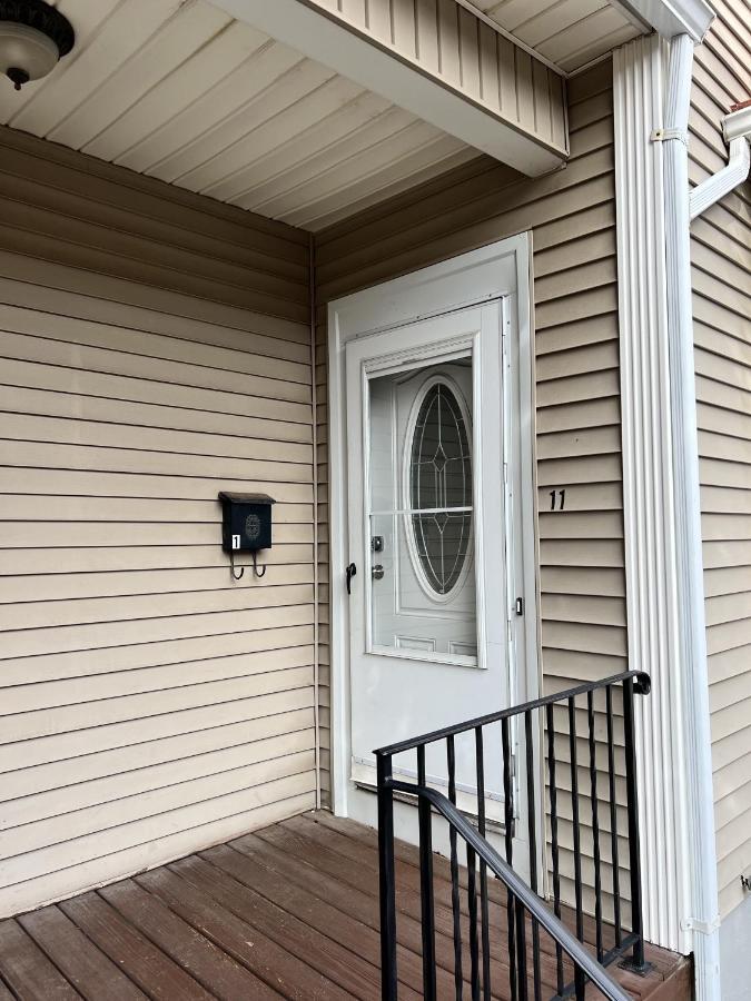 Large Duplex In Town Center Apartment Southington Exterior photo