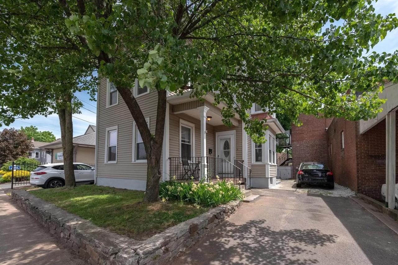 Large Duplex In Town Center Apartment Southington Exterior photo