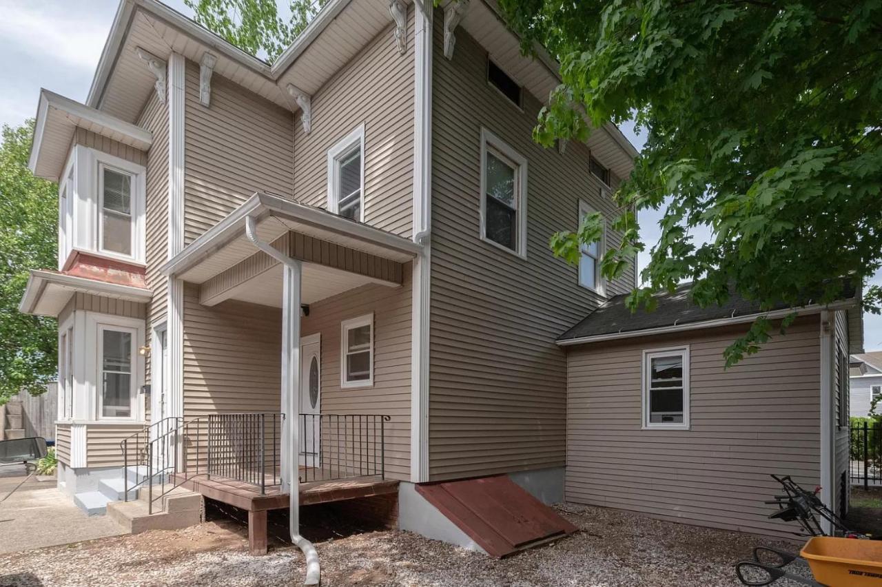 Large Duplex In Town Center Apartment Southington Exterior photo